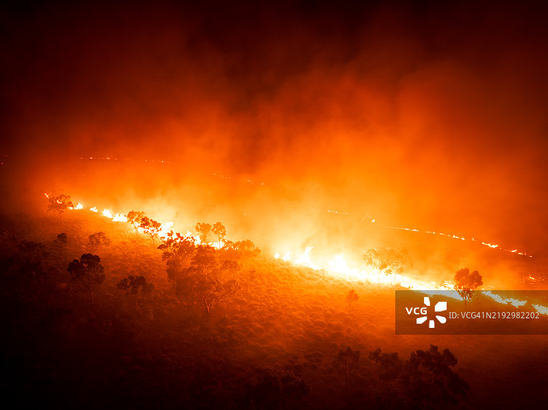 夜间明亮燃烧的大型控制火灾的航拍图，圣乔治山脉，金伯利，西澳大利亚，澳大利亚图片素材