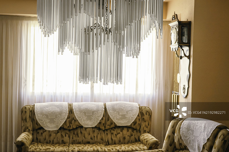 八十年代的客厅水晶吊灯图片素材