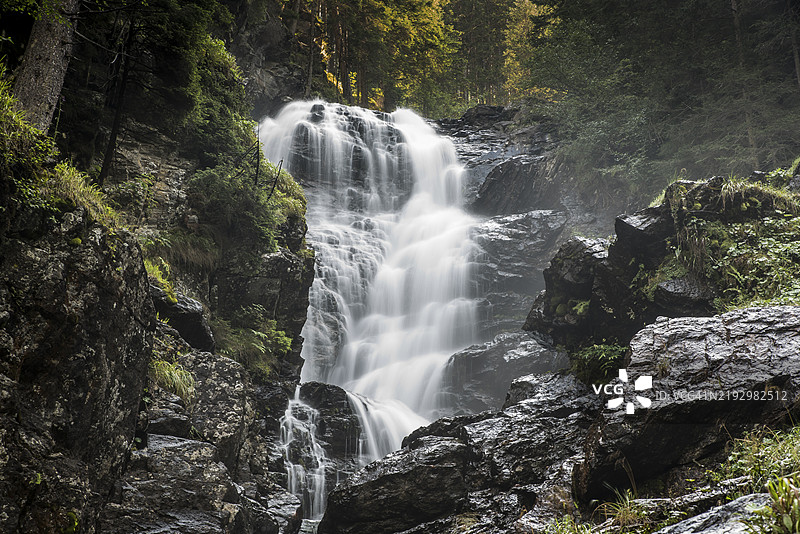 奥地利施拉德明森林中的瀑布景观图片素材