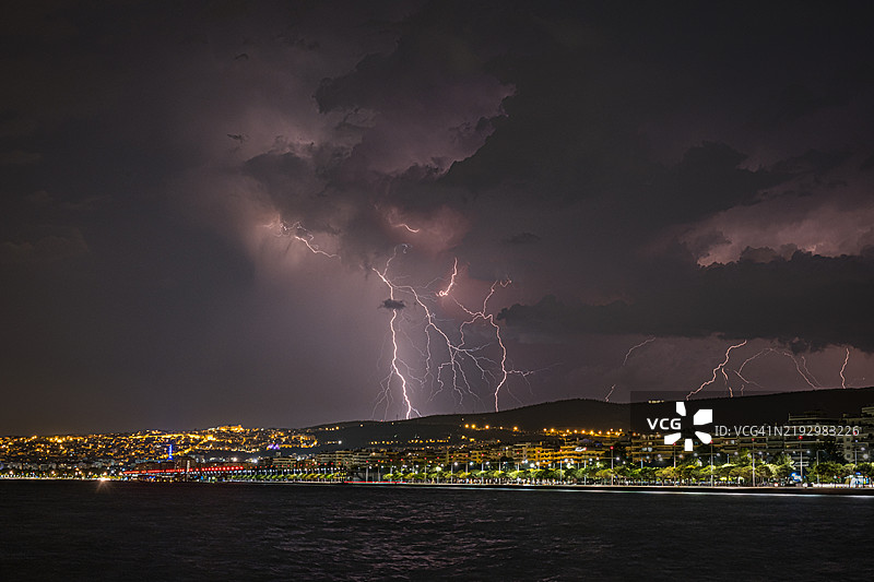 夜空下灯火辉煌的城市全景图片素材
