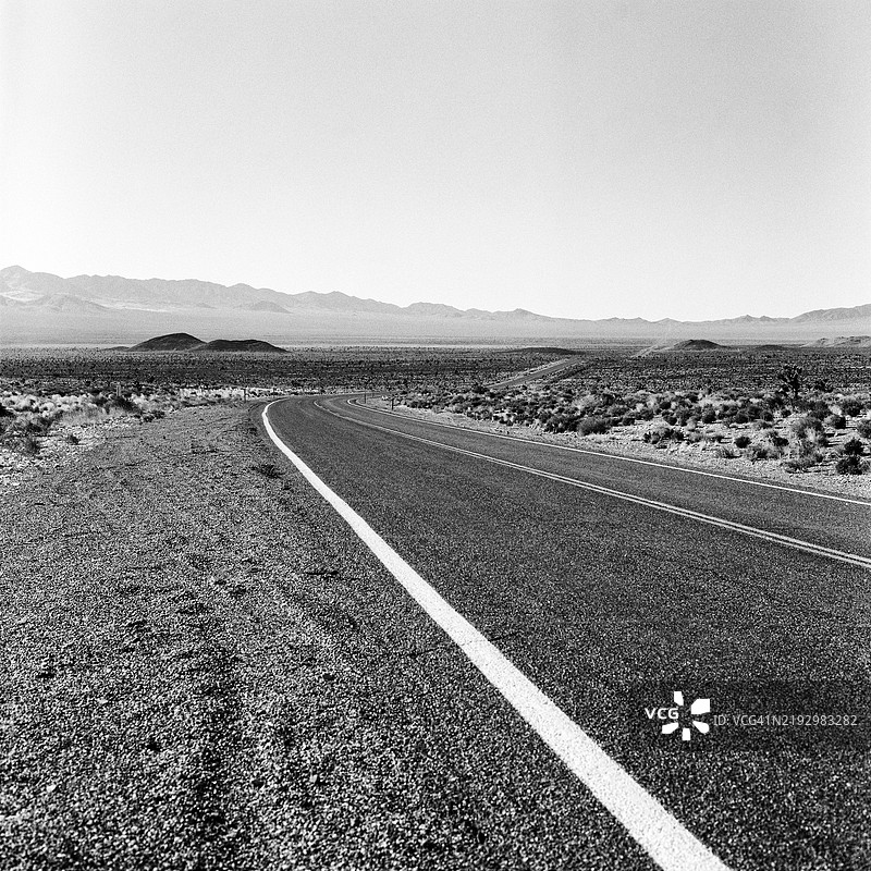 清澈天空下的公路风景，拉切尔，内华达州，美国图片素材