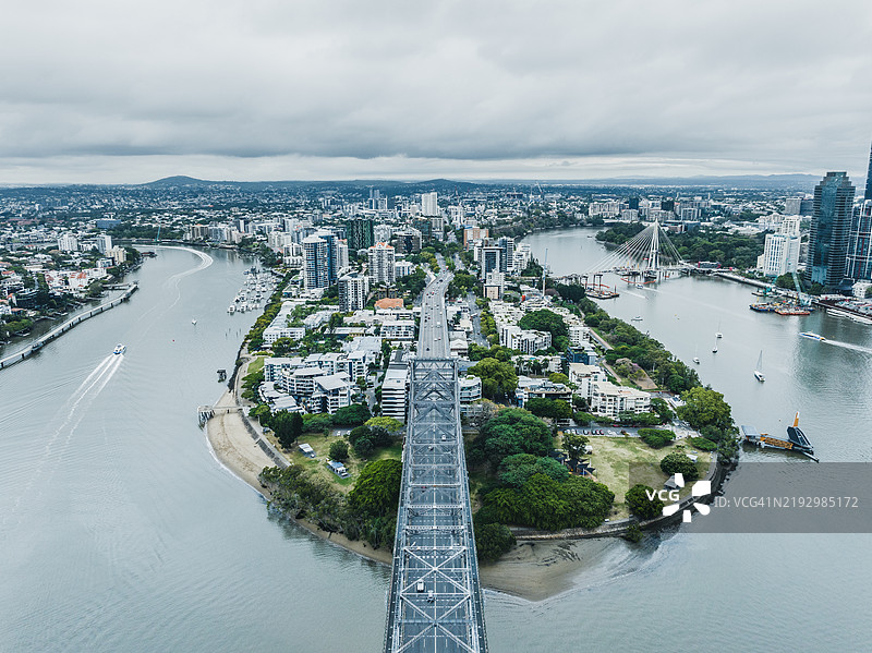 航拍照片显示了昆士兰州澳大利亚布里斯班河上的故事桥，位于袋鼠角。图片素材