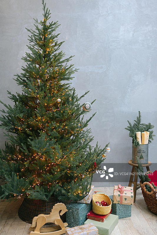 桌子上的圣诞树特写图片素材