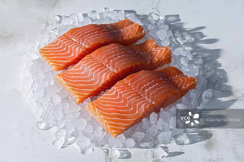新鲜生三文鱼片在冰上的特写照片图片素材