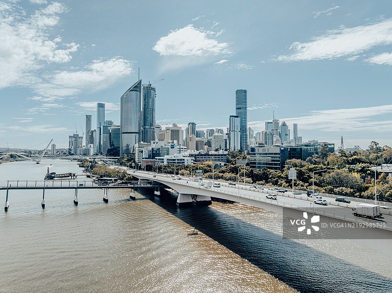 低空无人机拍摄的布拉德菲尔德高速公路跨越布里斯班河，驶向昆士兰州澳大利亚市中心。图片素材