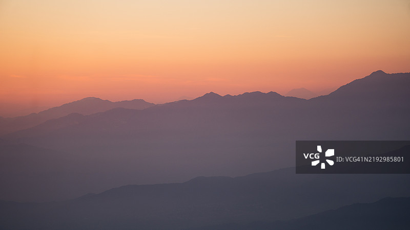 橙色天空下山脉轮廓的美丽景色图片素材