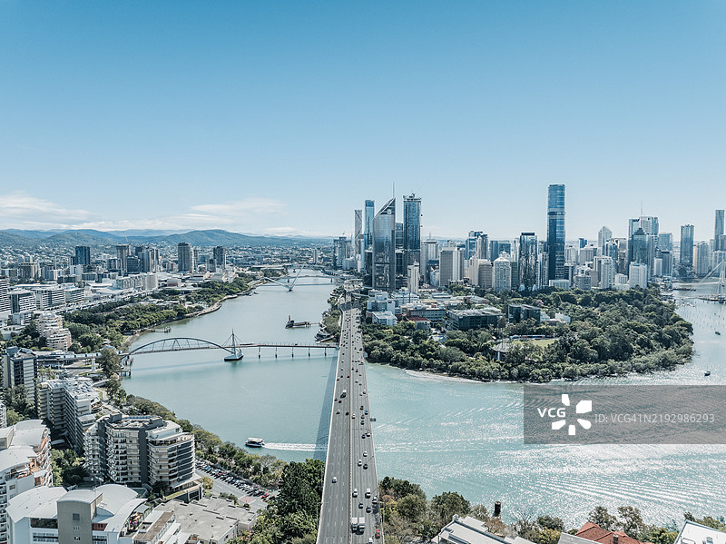 从空中拍摄的照片，俯瞰通往澳大利亚昆士兰布里斯班市中心的高速公路。图片素材