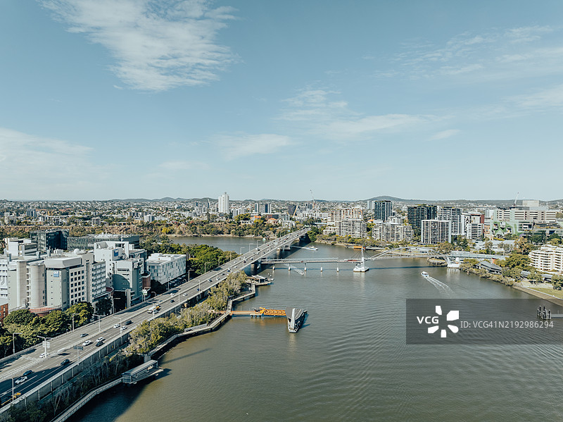 昆士兰州澳大利亚布里斯班阳光明媚的日子里宁静的空中拍摄画面图片素材