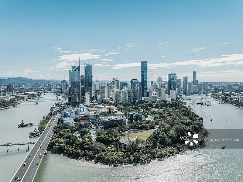 昆士兰州澳大利亚布里斯班市中心的摩天大楼在阳光明媚的日子里从空中拍摄。图片素材