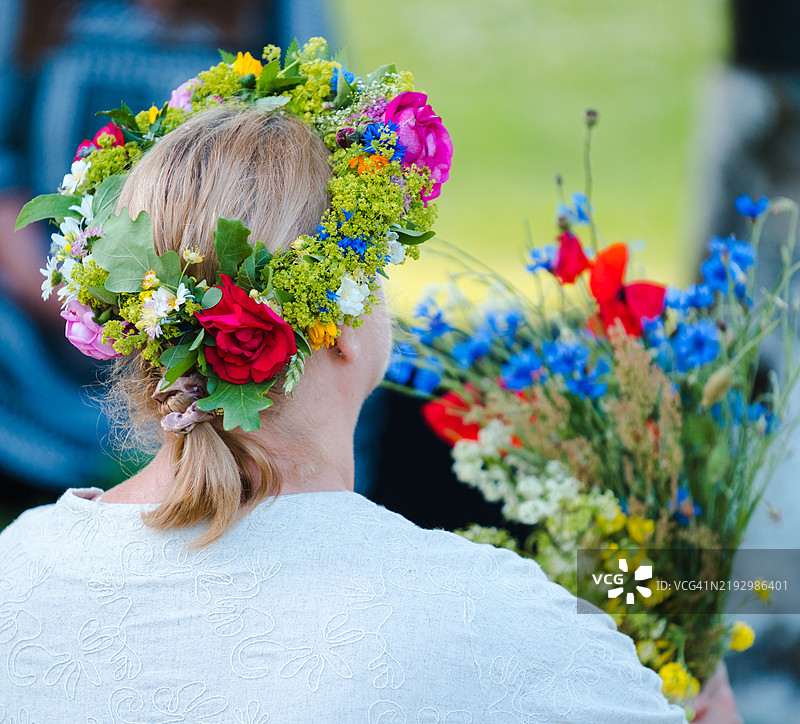 夏至庆祝活动，头戴花冠图片素材
