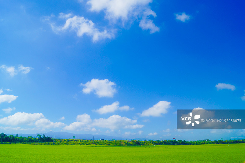 蓝天和阳光明媚的乡村图片素材