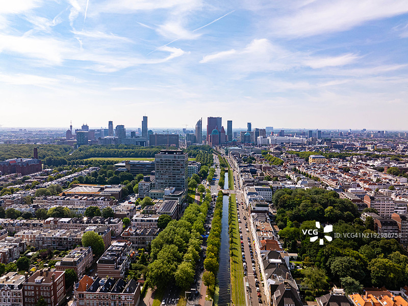 海牙市的高角度视图，展示现代建筑和绿色景观图片素材