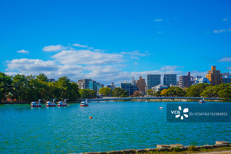 建筑旁的河流美景与天空相映成趣图片素材