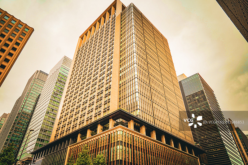 低角度视图的建筑与天空相对图片素材