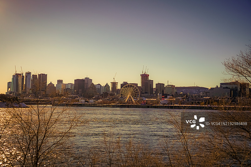 日落时分的海滨城市景观图片素材