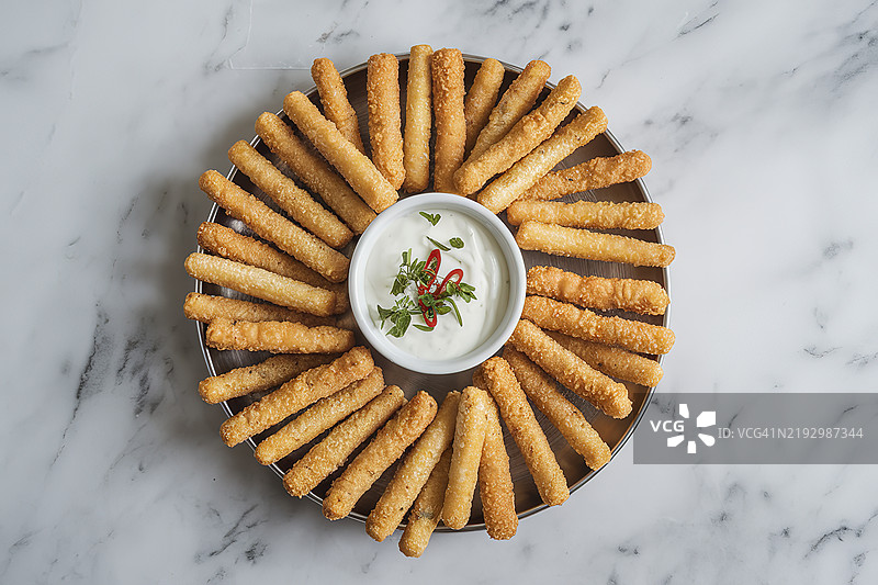一盘金黄色、酥脆的炸奶酪条的照片图片素材