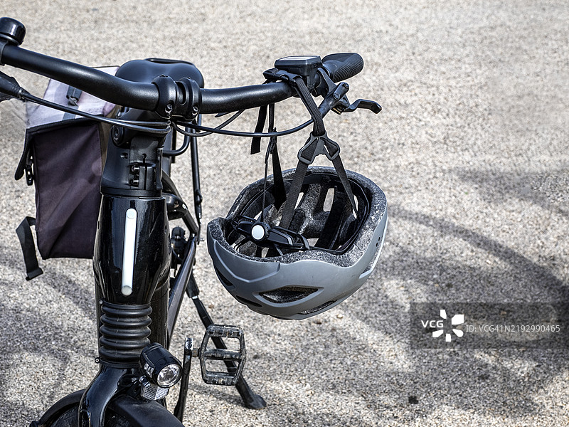 停在街道上的电动自行车和它的头盔。图片素材