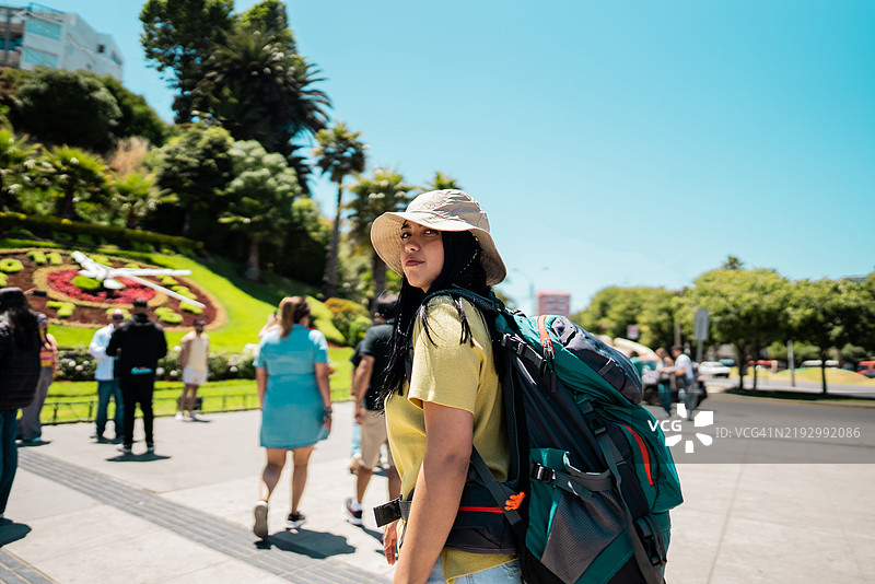 智利瓦尔帕莱索的一位年轻女性游客肖像图片素材