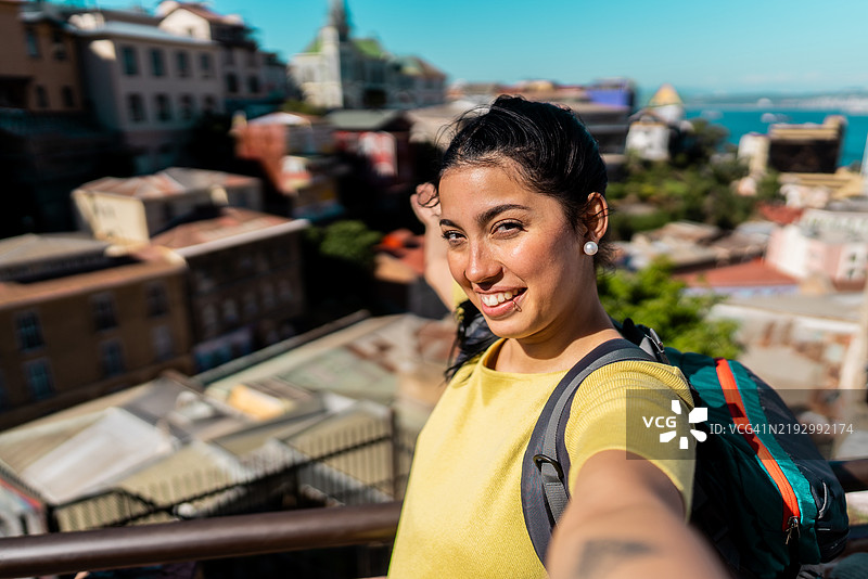 年轻的女游客在智利瓦尔帕莱索自拍 - 摄影机视角图片素材
