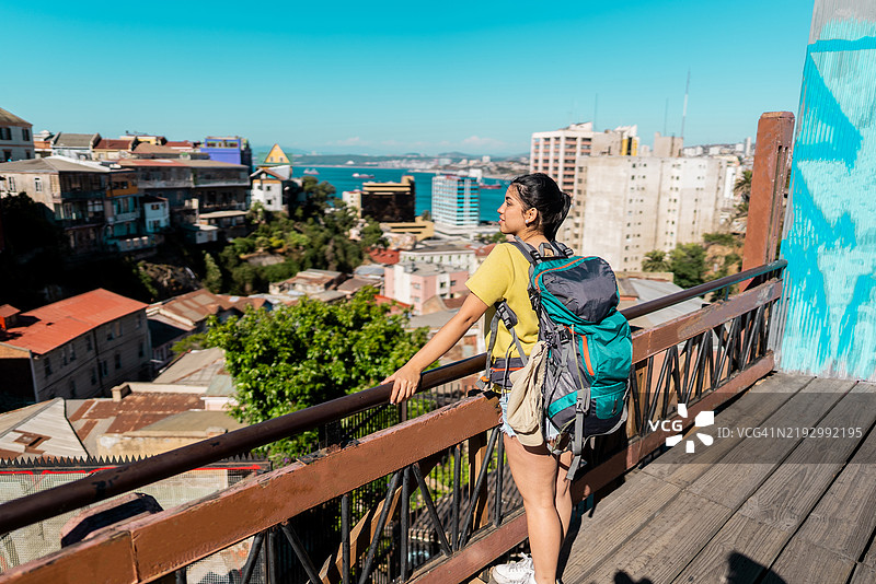 年轻的女游客在智利瓦尔帕莱索欣赏风景图片素材