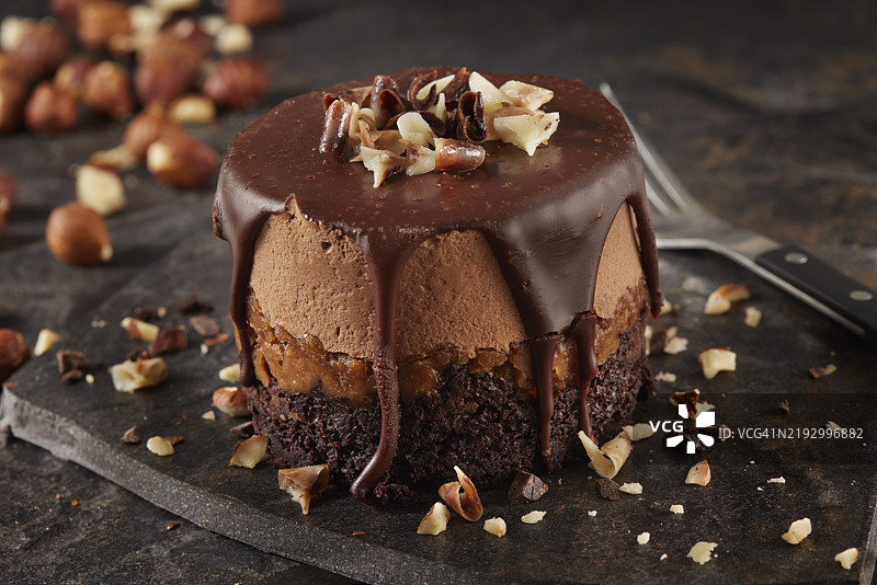 单人巧克力慕斯榛子软糖蛋糕图片素材