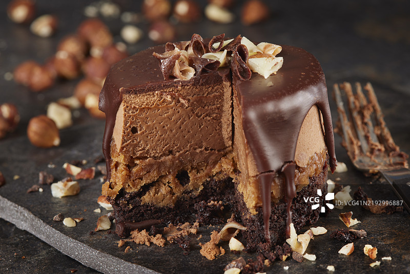 单人巧克力慕斯榛子软糖蛋糕图片素材
