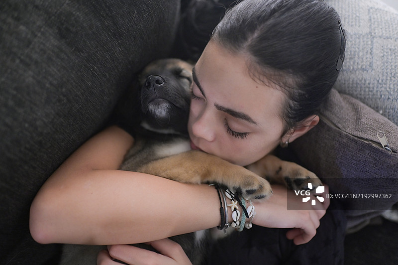 和小狗一起睡觉。图片素材