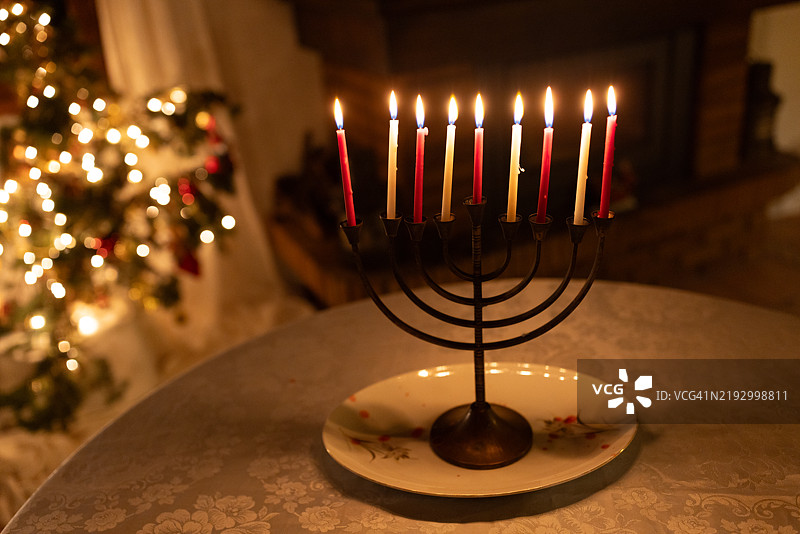 八天节的第八个晚上点燃蜡烛的哈努基亚图片素材
