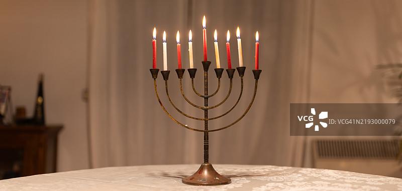 八天节的第八夜点燃蜡烛的哈努基亚图片素材