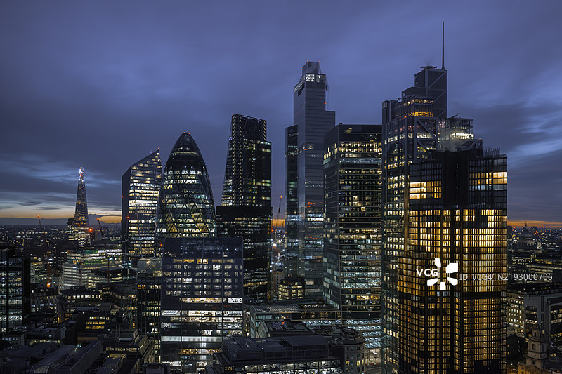 英国伦敦市夜景天际线图片素材