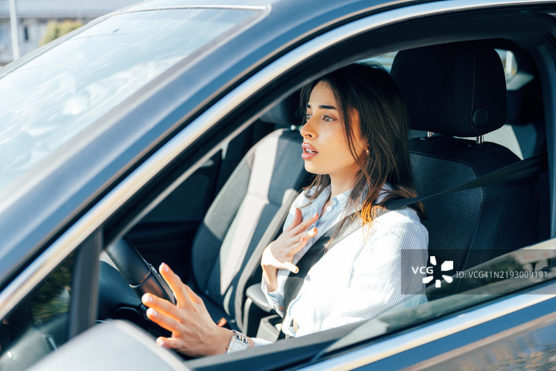 新手女司机在城市交通拥堵中驾驶汽车并导致事故图片素材