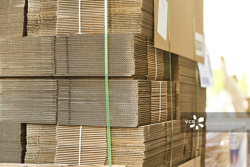 堆叠好的纸箱准备在仓库中发货图片素材
