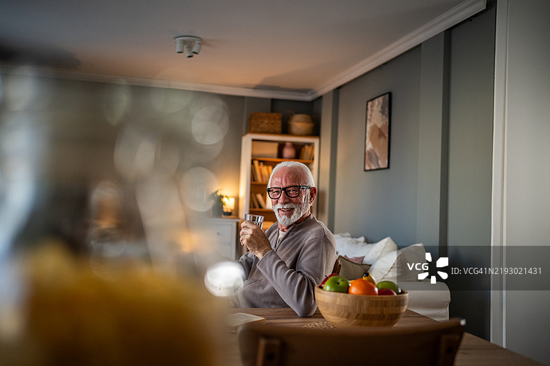 长寿与健康生活的水分补充图片素材