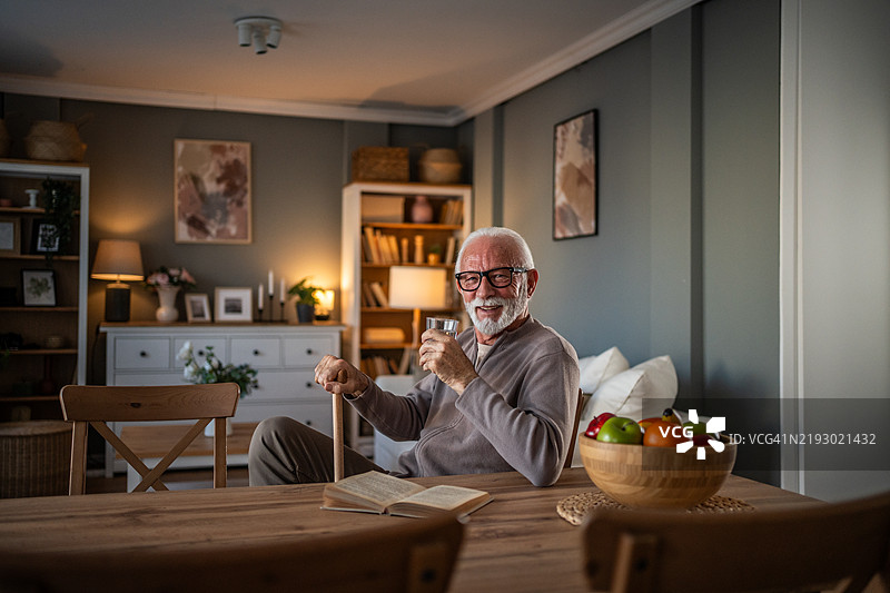 保持水分以促进长寿和健康的生活方式图片素材