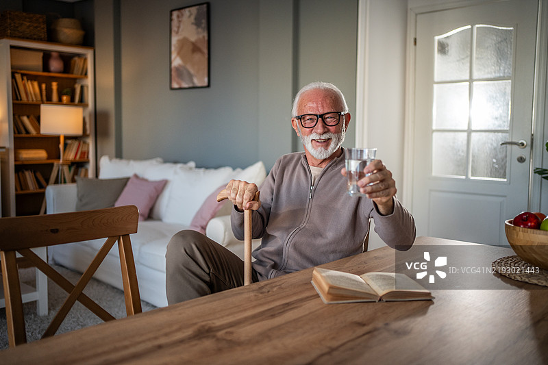 保持水分以实现长寿和健康的生活方式图片素材