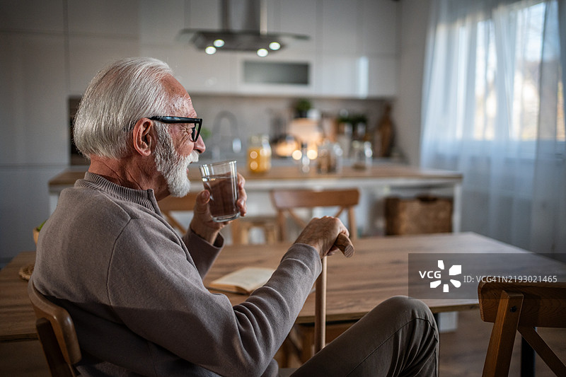 保持水分以实现长寿和健康的生活方式图片素材