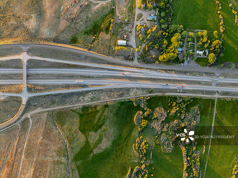 内华达州威尔斯市埃尔科县的德怀特·D·艾森豪威尔公路80号和特劳特溪的鸟瞰图图片素材