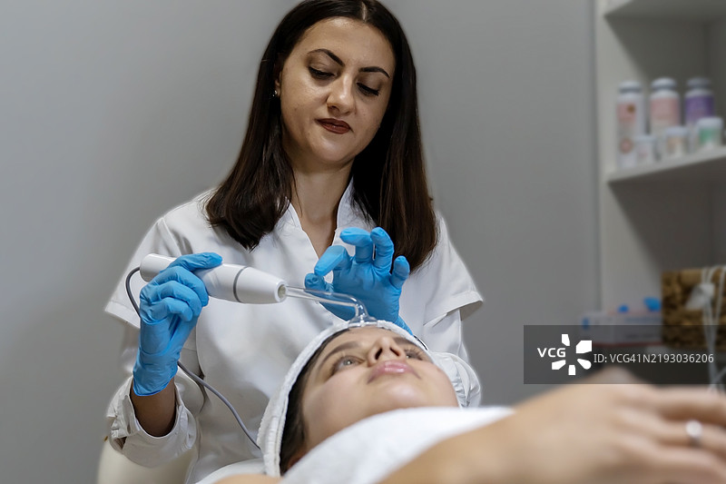 在水疗中心接受面部焕肤护理的女性图片素材