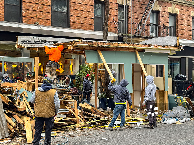 建筑工人正在拆除餐厅棚屋图片素材