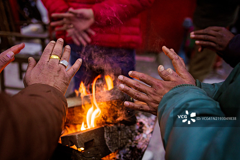 寒潮，冬日寒冷中的温暖图片素材