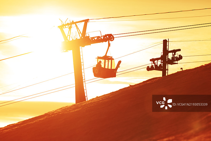 日落时分的滑雪缆车图片素材