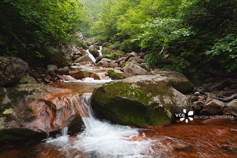 红色岩石瀑布图片素材