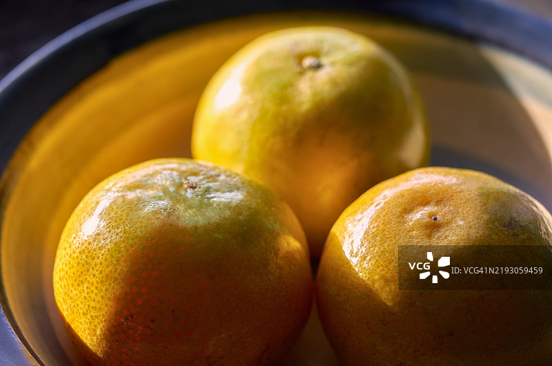 多汁的橙子：乡村厨房场景图片素材