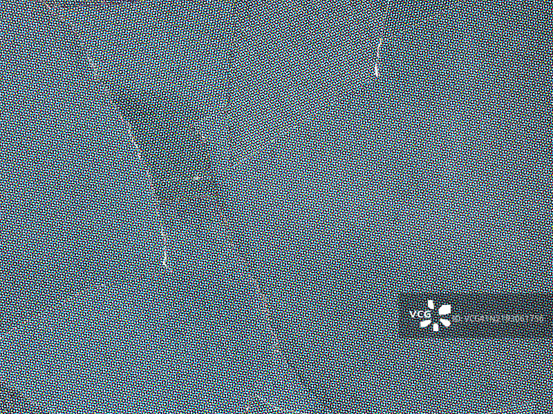 撕裂并粘贴的蓝色纸张特写，采用胶印（蓝色、绿色、红色、黄色、白色和黑色点的网格）。图片素材