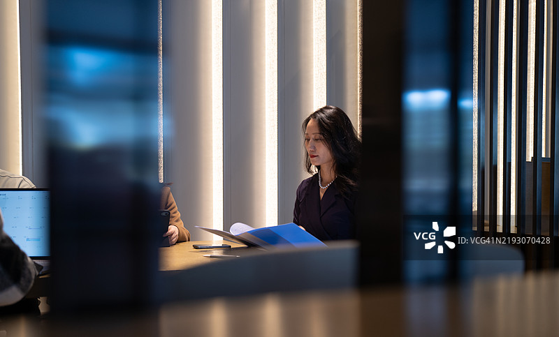 女性白领在会议中图片素材