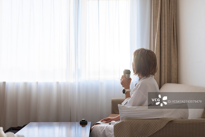 一位女性在旅游目的地享受观光。图片素材