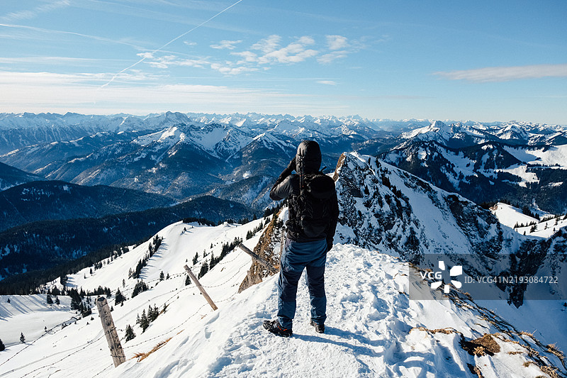 冬季，男人们在罗特万德山顶俯瞰阿尔卑斯山。图片素材
