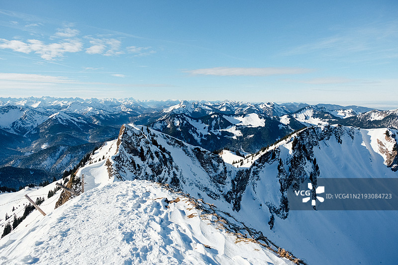 冬季从罗特万德峰俯瞰阿尔卑斯山和白雪皑皑的山脉图片素材