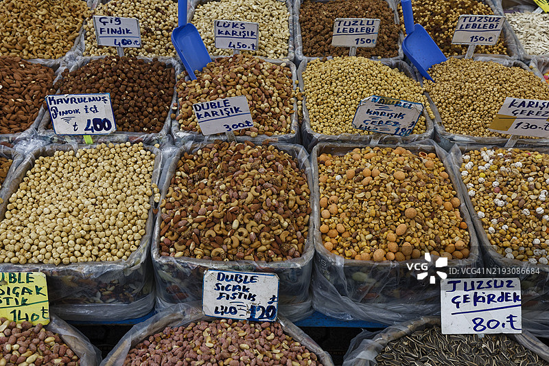 各种坚果出售。图片素材