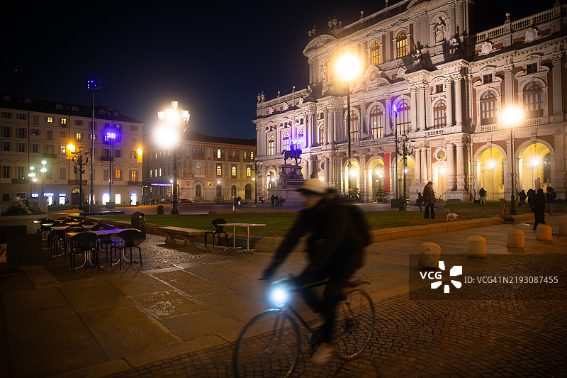夜幕下的都灵，美丽的灯光广场图片素材